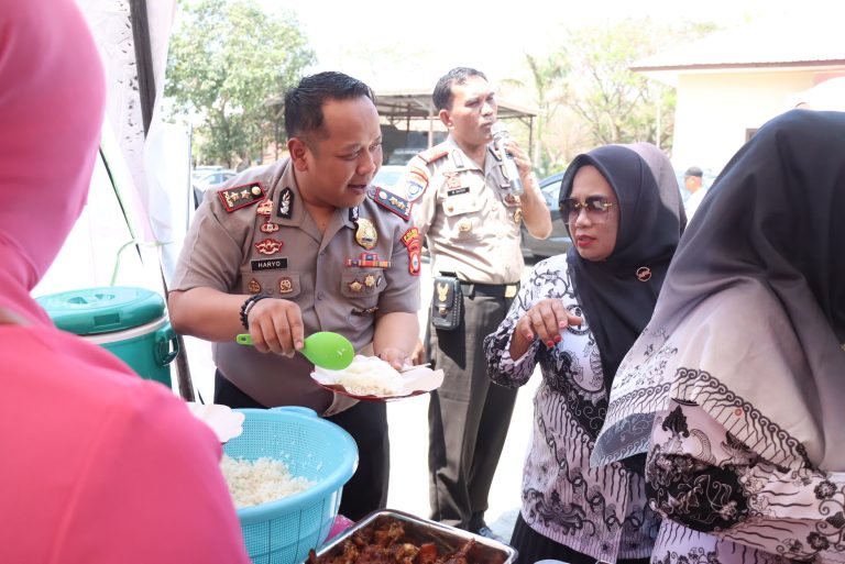 Polres Jeneponto Gelar Kamis Manis, Kapolres Pimpin Makan Gratis di Samping Gedung SPKT