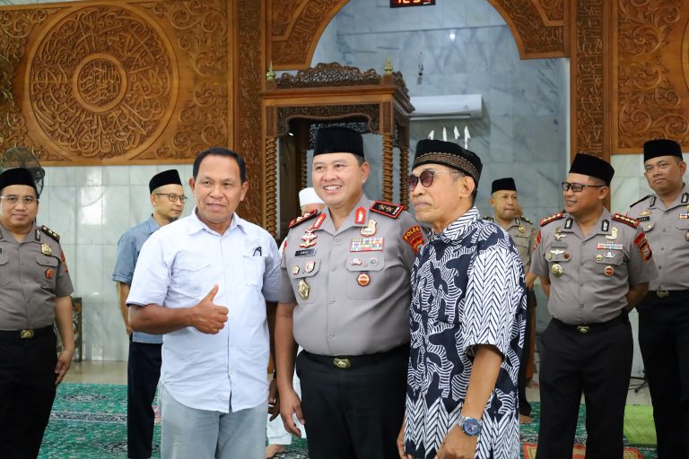 Polisi Bersama Masyarakat, Kapolda Sulsel Irjen Pol. Dr. M. Awal Chairuddin Laksanakan Safari Jumat di Masjid Nurul Iman Telkom Makassar